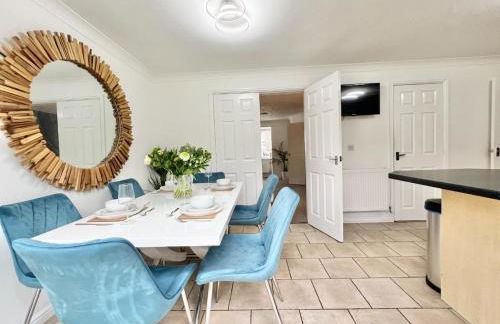 Contemporary 4-Bed home for Contractors & Families - Foto 7