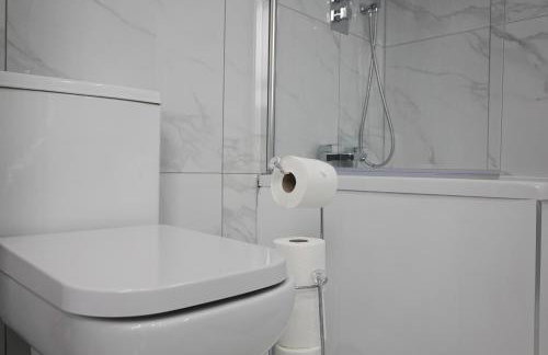 Central Location Liverpool, Modern Home, 4 BR, Sleeps 9, Free Parking - Foto 17