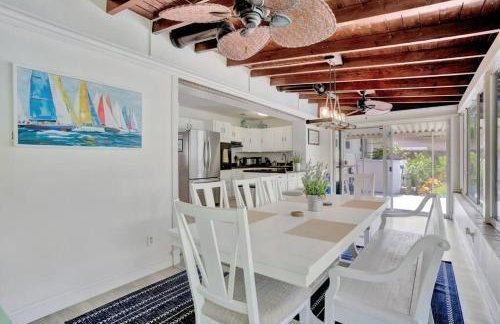 Eagle's Way with Firepit Heated Pool and Sunroom Near BEACH - Foto 49