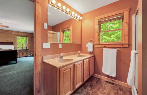 Massive Log Chalet with Hot Tub - Foto 60