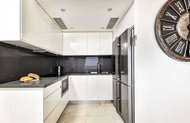 Modern Gem with Stunning Balcony by Sea N Rent - Photo 12