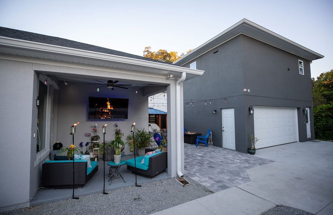 Newly Constructed Modern Pet Friendly Zen Home W/ Private Home Theater & Hot Tub! 1 Bedroom Home by RedAwning - Photo 22