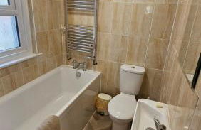 Entire Charming Three Bedroom Seaside House With Garden - Close to Town & Beach, Ideal for Groups, Families - Foto 6