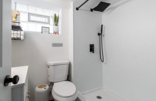 Luxury Short and Midterm Hyde Park Getaway - Photo 5