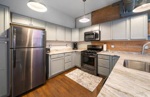 City Escape 2BR Steps to TQL near OTR and Downtown - Foto 13