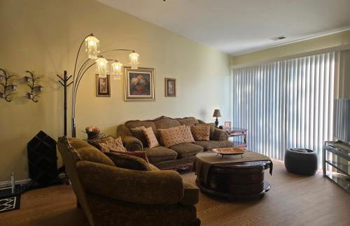 Entire 2-bedroom, 2 bath home with parking and newly renovated floors - Foto 8