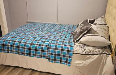 Cozy Roomy family sized apartment on major bus route close to all - Foto 25