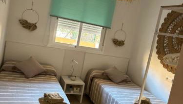 Bajo con jardín a pie de playa y piscina comunitaria con jacuzzi - Foto 2