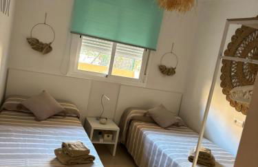 Bajo con jardín a pie de playa y piscina comunitaria con jacuzzi - Foto 2