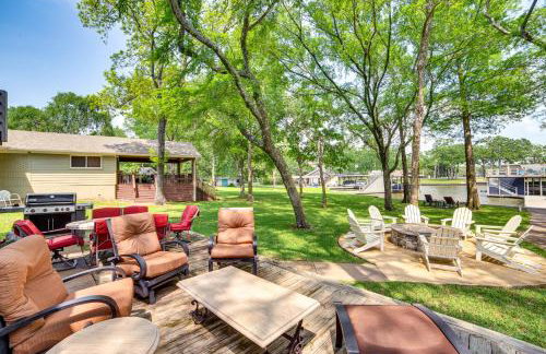 Live Lake Life! Enchanted Oaks Gem with Private Dock - Foto 28