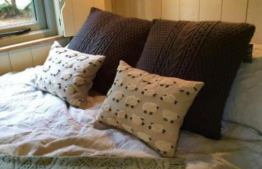 Chez Marguerite Shepherd's Hut with Private Sauna, Outside Bath - Photo 8