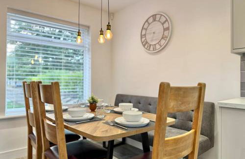 Modern 3 Bedroom Home - Free Driveway Parking - 6 Guests - Upstairs Bathroom and Downstairs WC - Foto 23