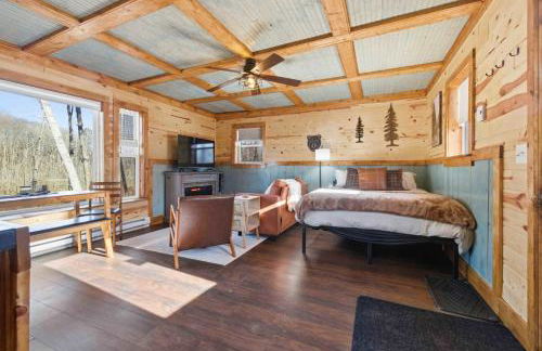 NEW! BEAR Necessities tiny home, outdoor theater! - Foto 5