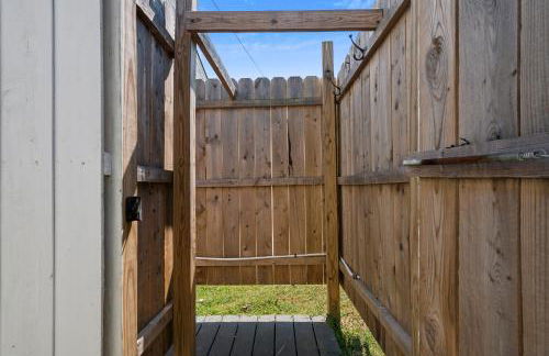 Cozy 2BR Condo - Beachside Bliss with Yard Space condo - Foto 21