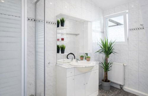 Larooms Merseburg - Apartment LP01 - 2 Zimmer, 2 Einzelbetten, 1 Doppelbett, große Couch, Küche, Balkon, Waschmaschine - Foto 11