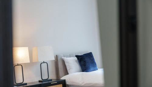 3BR Home Sleeps 6 Near Airport with Parking - Foto 4