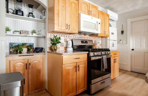 NEW! Family-Friendly Getaway -1 Mi to Dtwn Salem w Roof Deck & Tiki Bar - Foto 37