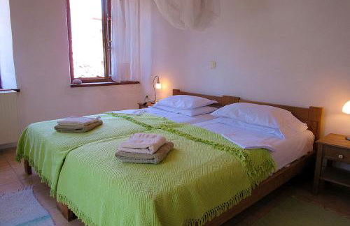 Olive House - Photo 11