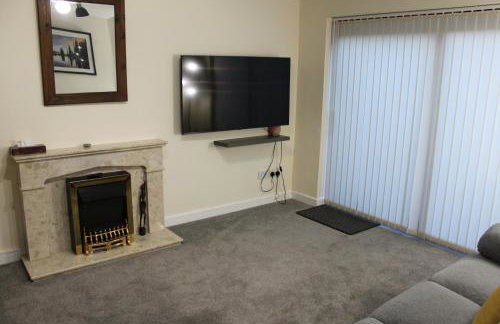 Superb Comfy 2 Bed House, Responsive & Caring Hosts Free WiFi & Parking, Close to MK Centre, Train Station, Santander, Network Rail by Webbhill Stays - Foto 32