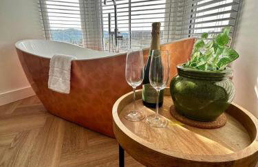 Luxury Pet Friendly 3 Bedroom Home with Copper Bath - Photo 2