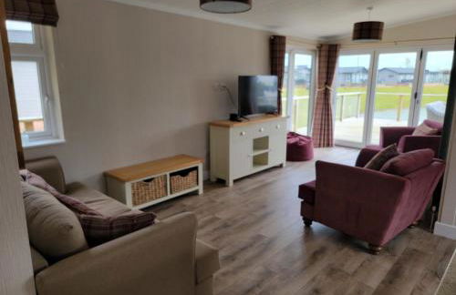 Luxury 2-Bed Lodge in Routh Sleeps 4 with Hot Tub - Foto 39