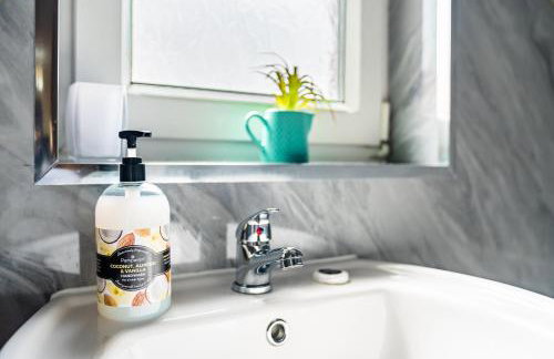 Scotia House -3 bed house in Larkhall with private driveway - Photo 25