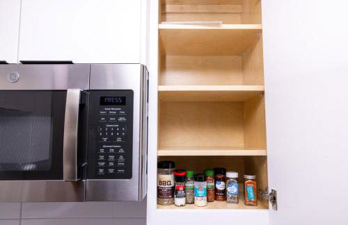 Luxe Retreat, Modern Gem with Private Backyard Oasis - Foto 18