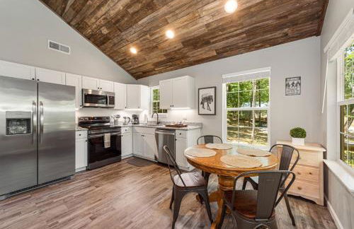 Coyote Cabin at Woodland Retreat at DeSoto beside DeSoto State Park - Foto 3