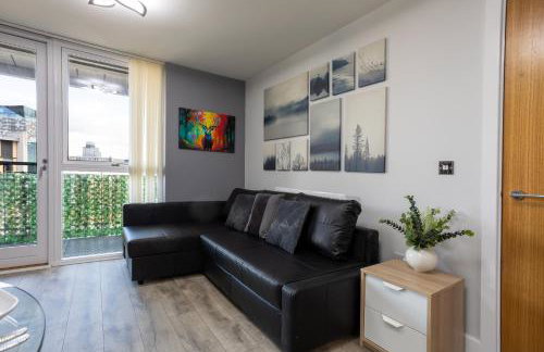 Vista Verde - Luxury City Penthouse 2BR - Sleeps up to 6 - Parking - Photo 11