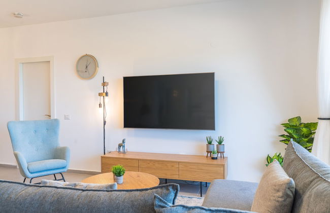 Stylish Seaside Escape with Balcony by Sea N' Rent - Foto 32