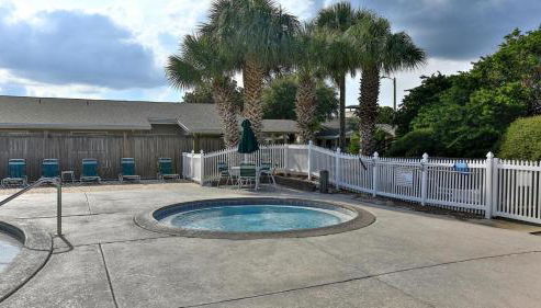 Cozy renovated ground floor unit - Golf Villa - on the Golf Course - Photo 3