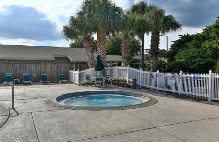 Cozy renovated ground floor unit - Golf Villa - on the Golf Course - Photo 3