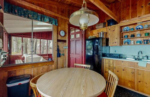 2BR Lakefront Cabin with Fireplace, Lake Views, Dock - Foto 11