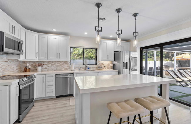 Coastal Retreat Stylish 4 BDR w/ Private Pool! - Foto 16