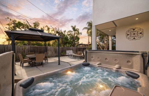 Central Location Gym Hot Tub Villa - Photo 1