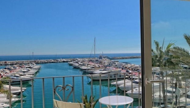 MARBELLA HOME RENTALS - Frontline 2BR Penthouse, Puerto Banus - Foto 2, Imagem principal