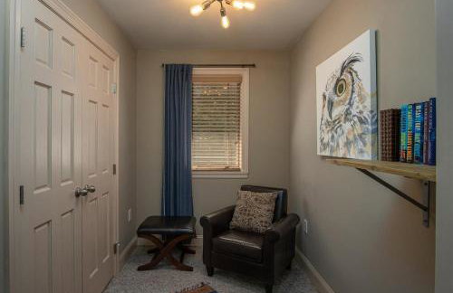 Brevard Basecamp · Brevard Basecamp fireplace in Primary BR - Foto 19