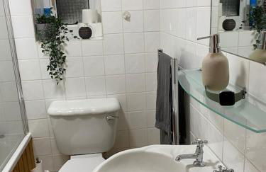 The Ramblers Rest - whole apartment - pet friendly - close to amenities and walks - Photo 19