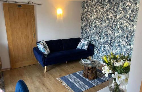 Unique one bedroom guest house with free parking - Photo 1