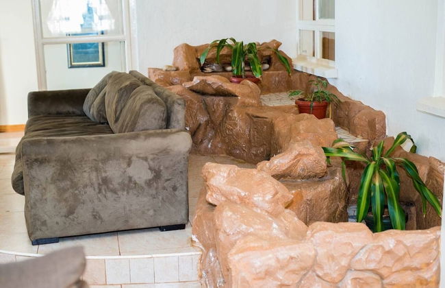 Captivating 3-bed Villa - Photo 17