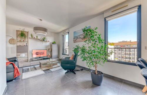 GuestReady - Chic Stay with Jacuzzi and Parking - Photo 17