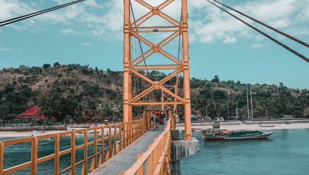 Atravesando el puente que une Nusa Lembongan y Nusa Cenigan