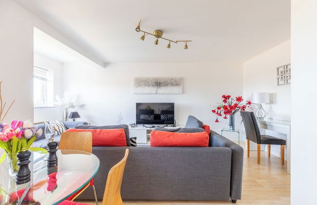 Skyline Haven Modern 2BR w/ Free Parking & 4kTV - Photo 51