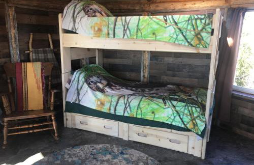 Red-tail Roundhouse at 22 West Cabins and Recreation - Foto 47