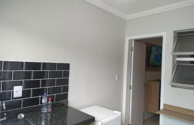 Kitnet com ar na praia das Astúrias - Foto 11