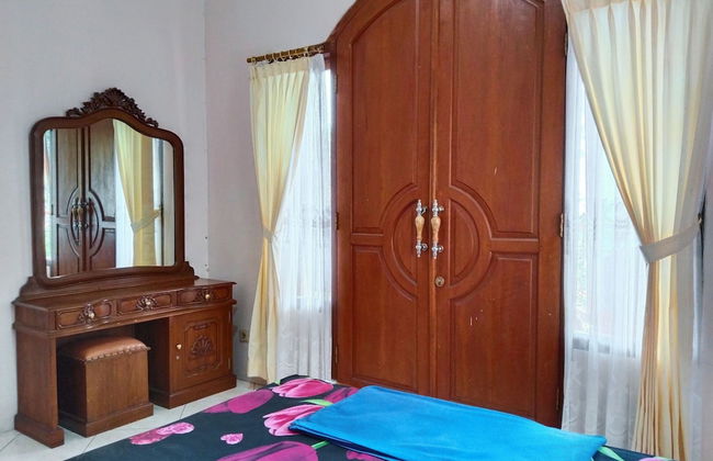 Villa Yustisia Curug 7 Cilember - Foto 16