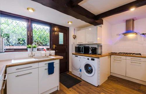 Spacious 4-Bed House Near Wigan Warrington - Foto 24