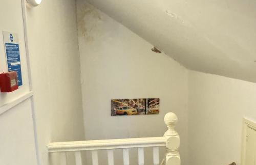 BUDGET APARTMENT - quiet, compact, FREE PARKING & WiFi easy access to Cardiff - LONG TERM OFFER! - Foto 15