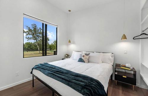 Tranquil Tiny Home Resort with Heated Pool & Goats near Houston, Hempstead Texas - Foto 13