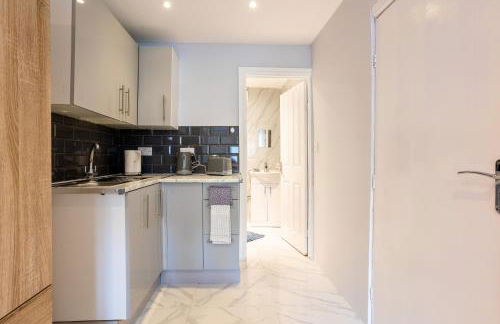 Amazing 3 bedroom, 2 bathroom, ground floor flat with garden, near train Station and bus stop - Foto 25